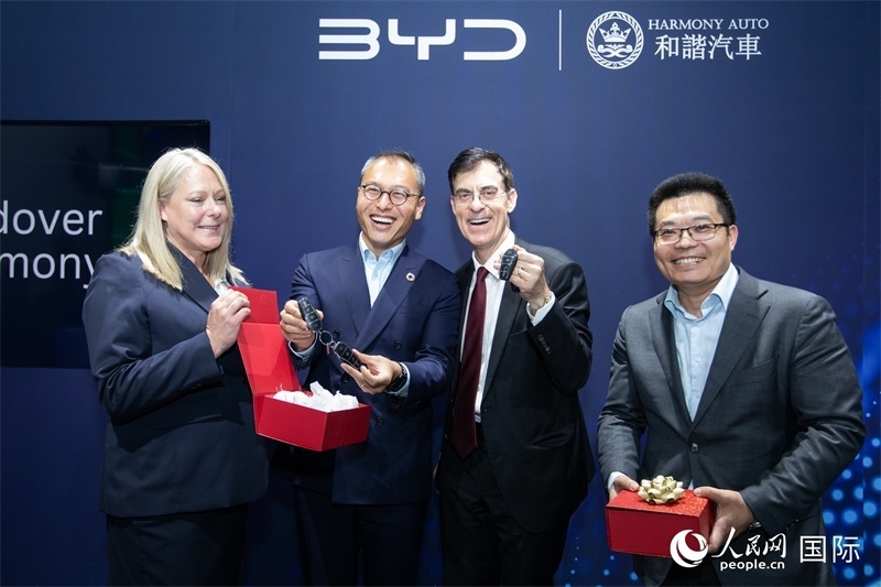 兩位英國消費(fèi)者獲得新車鑰匙。人民網(wǎng)記者 許立群攝影