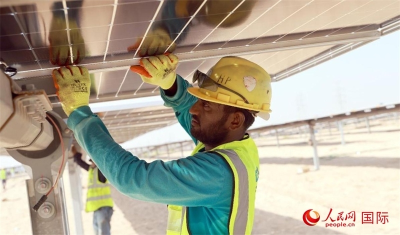 工人正在安裝光伏面板。人民網(wǎng)記者 管克江攝