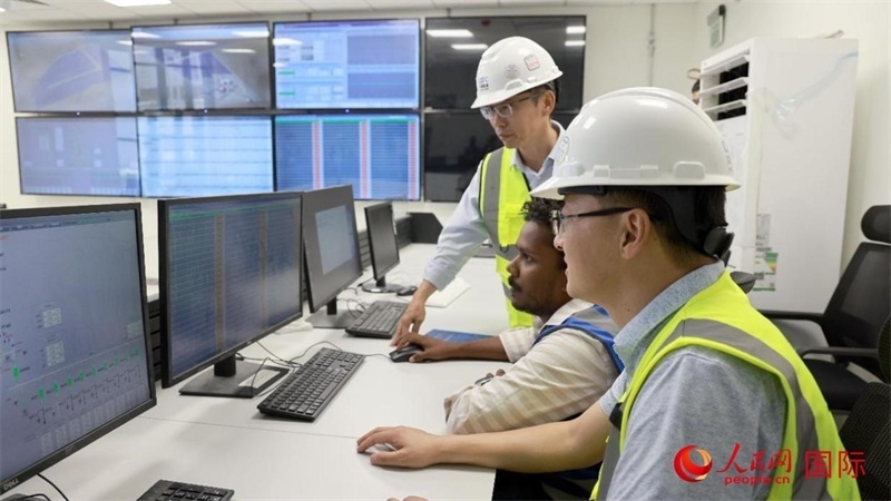 工作人員進(jìn)行倒送電準(zhǔn)備。人民網(wǎng)記者 管克江攝