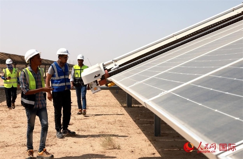 工作人員在測試自動清掃機(jī)器人。人民網(wǎng)記者管克江攝