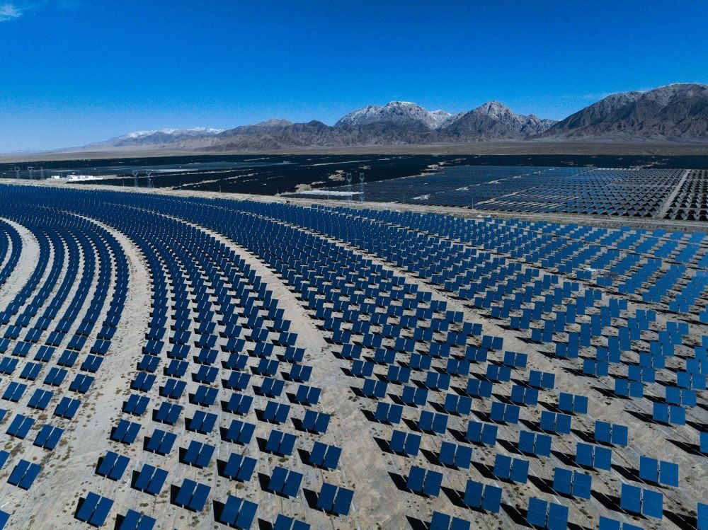 這是2024年4月23日在青海省海西蒙古族藏族自治州德令哈市光伏（光熱）產(chǎn)業(yè)園拍攝的光熱電站（無(wú)人機(jī)照片）。新華社記者 張龍 攝
