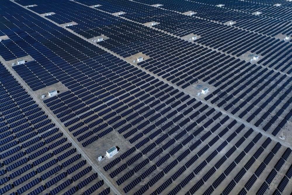 這是2024年4月15日在青海省海南藏族自治州共和縣塔拉灘綠色產(chǎn)業(yè)發(fā)展園區(qū)拍攝的光伏電站。新華社記者 張龍 攝