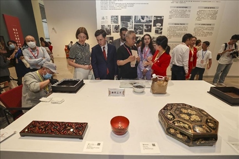 2023年5月28日，北京，推光漆器匠人為駐華使節(jié)展示技藝。