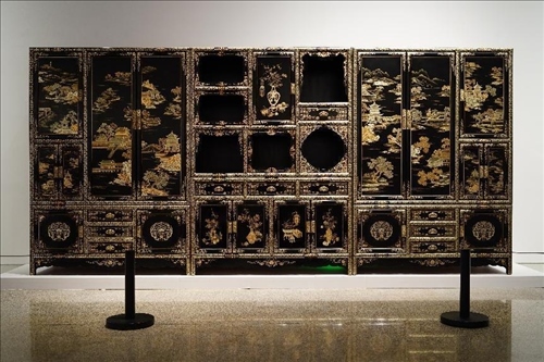 2023年7月9日，北京，中國工藝美術(shù)館·中國非物質(zhì)文化遺產(chǎn)館，“山西特色專業(yè)鎮(zhèn)·平遙非遺雙寶中華行”展覽展出的推光漆器作品。