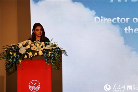 阿聯(lián)酋經(jīng)濟(jì)部旅游司司長艾莎·阿菲菲致辭。人民網(wǎng)記者張志文攝