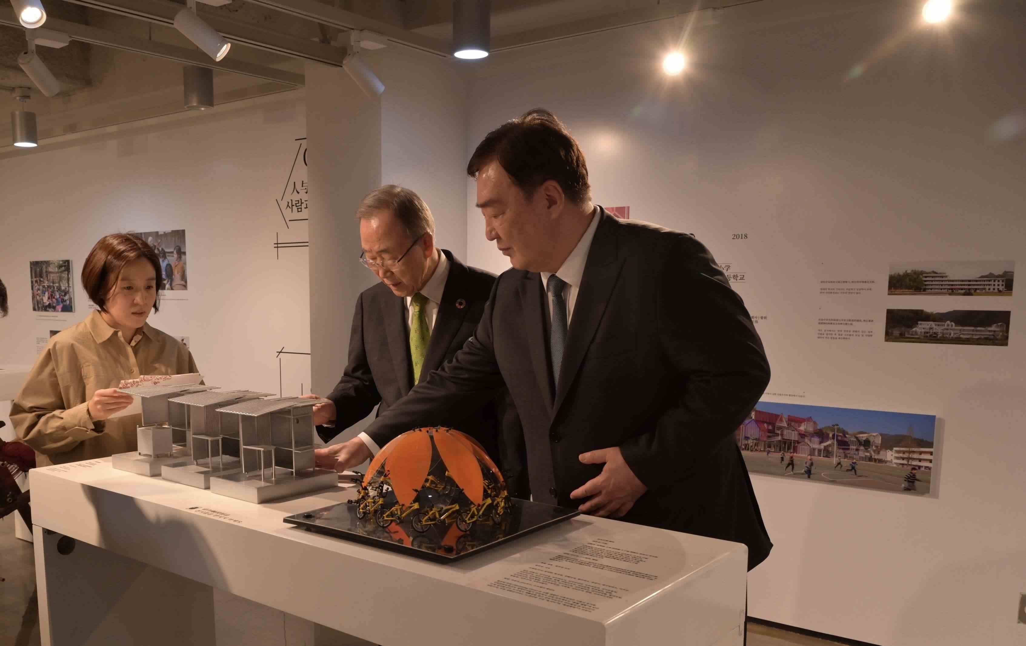 邢海明（右一）與潘基文共同參觀《自然生活傳承——美麗中國特展》。首爾中國文化中心供圖