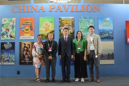 相關公司代表與中國駐里約熱內(nèi)盧總領館商務參贊敬艷輝在中國聯(lián)合展臺前合影。中廣國際公司供圖