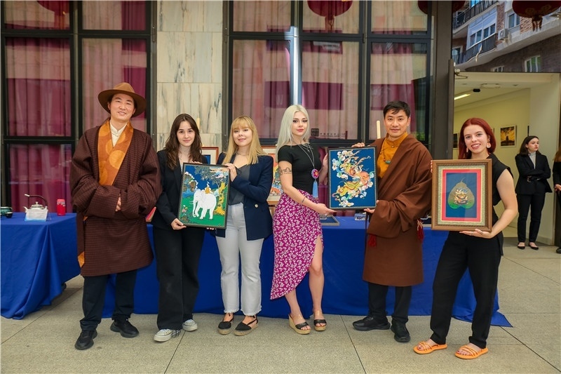 西班牙嘉賓參觀青海傳統(tǒng)手工技藝展示。主辦方供圖