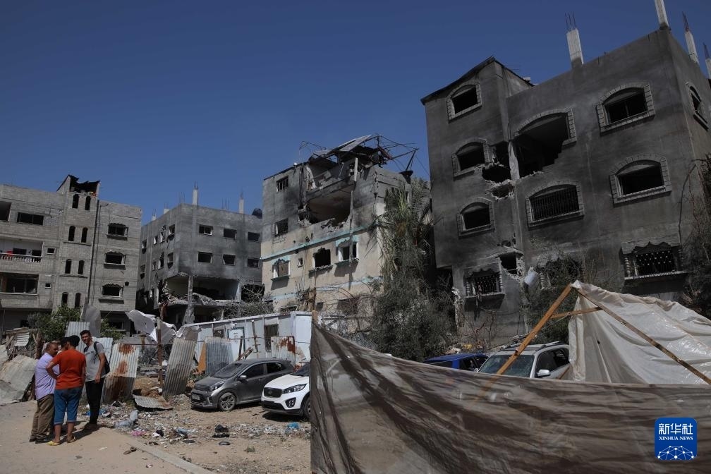 這是6月8日在加沙地帶中部努賽賴特難民營拍攝的在以軍襲擊中受損嚴重的房屋及車輛。新華社發(fā)（馬爾萬·達烏德攝）