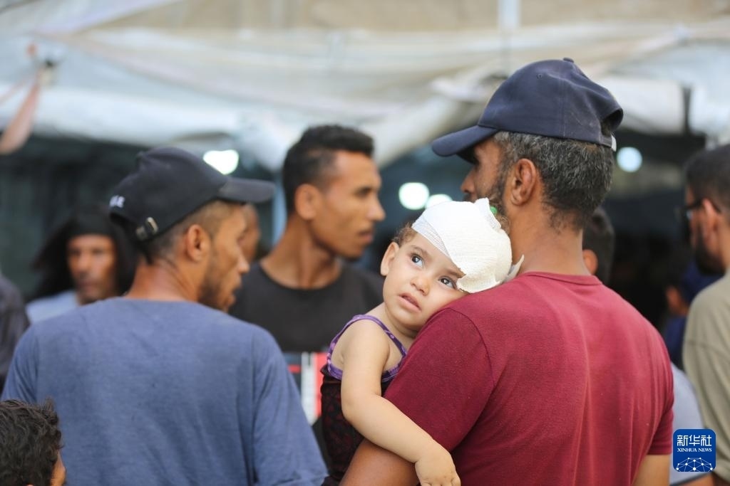 這是6月8日在加沙地帶中部努賽賴特難民營拍攝的傷員。新華社發(fā)（馬爾萬·達烏德攝）
