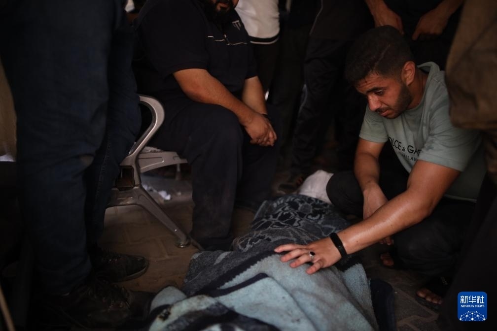 這是6月8日在加沙地帶中部努賽賴特難民營拍攝的以軍襲擊受害者。新華社發(fā)（馬爾萬·達烏德攝）