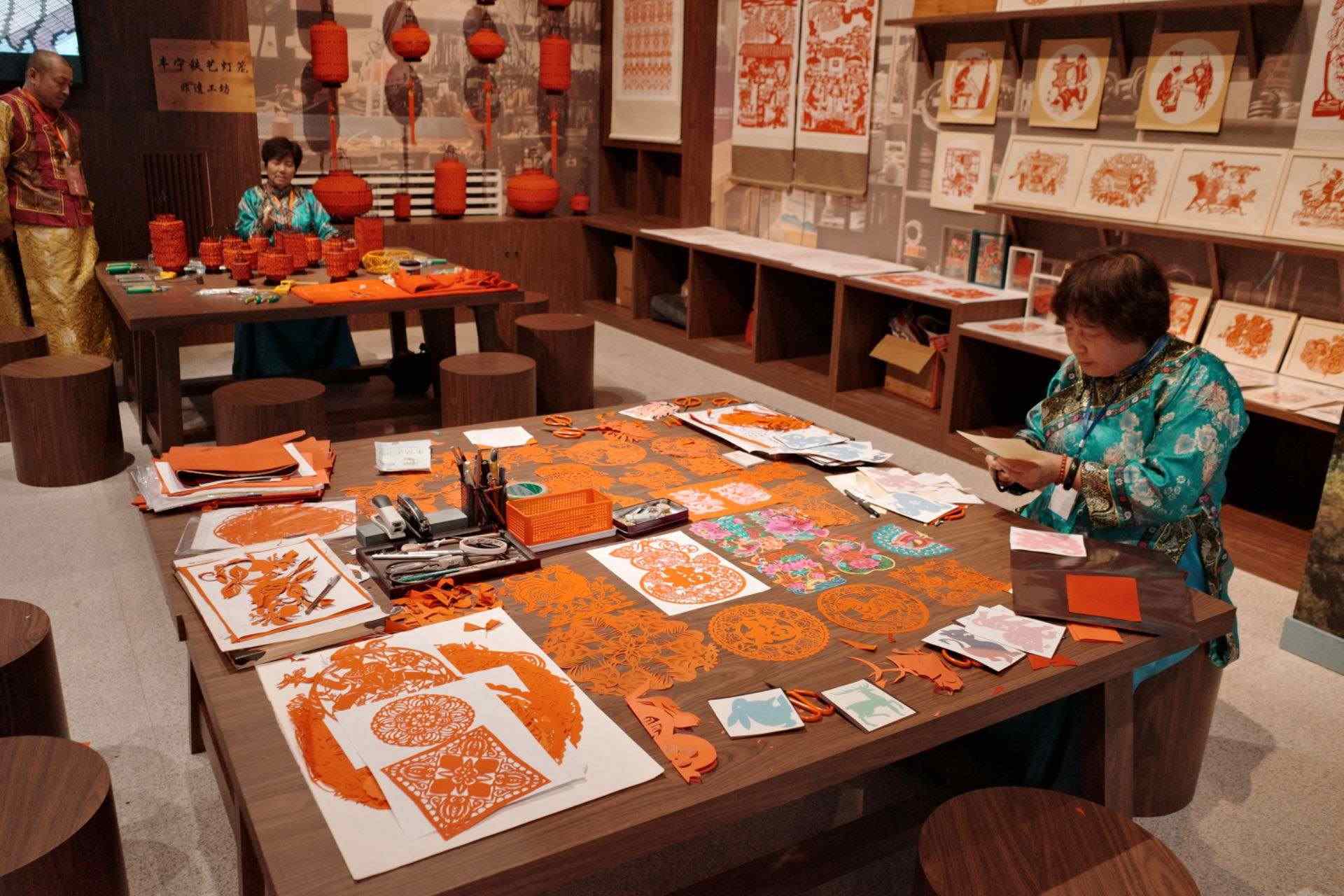 “氣象萬千——中國非遺保護(hù)實(shí)踐主題展”上，非遺傳承人現(xiàn)場展示。人民網(wǎng)記者 劉微攝