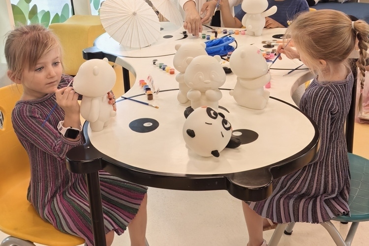 卡塔爾當(dāng)?shù)貎和瘏⑴c彩繪熊貓活動(dòng)。四川省文旅廳供圖