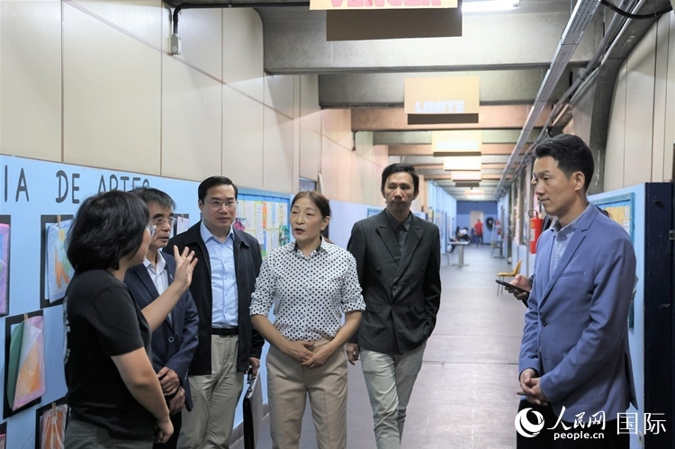 中國駐里約總領(lǐng)館商務(wù)參贊敬艷輝（右一）等嘉賓在里約孔院中方院長孫艷萍（左一）帶領(lǐng)下，參觀薩繆爾·韋納公立學(xué)校的中文教室，了解該校中文教學(xué)軟硬件設(shè)施。人民網(wǎng)記者 時元皓攝