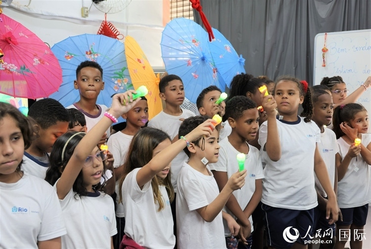 端午節(jié)活動在里約薩繆爾·韋納公立學(xué)校舉辦，該校師生合唱中文歌曲。 人民網(wǎng)記者 時元皓攝