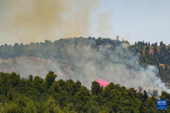 6月12日，以色列北部加利利地區(qū)遭受火箭彈襲擊后冒出滾滾濃煙。新華社發(fā)（阿亞爾·馬戈林攝/基尼圖片社）