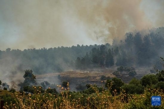  6月12日，以色列北部加利利地區(qū)遭受火箭彈襲擊后冒出滾滾濃煙。新華社發(fā)（阿亞爾·馬戈林攝/基尼圖片社）