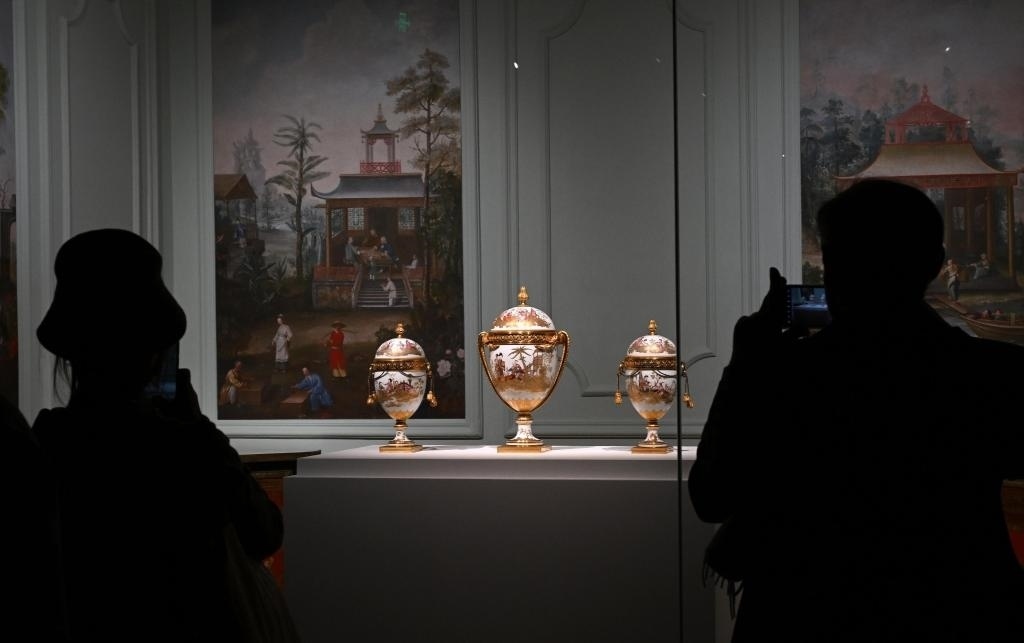 4月1日，觀眾在北京故宮參觀“紫禁城與凡爾賽宮——17、18世紀(jì)的中法交往”展覽。新華社記者金良快攝