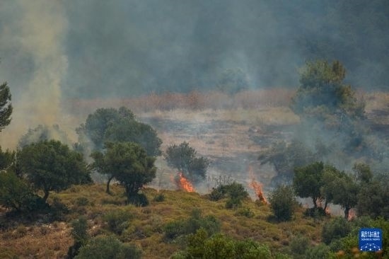 6月12日，以色列北部加利利地區(qū)遭受火箭彈襲擊后冒出滾滾濃煙。新華社發(fā)（阿亞爾·馬戈林攝/基尼圖片社）