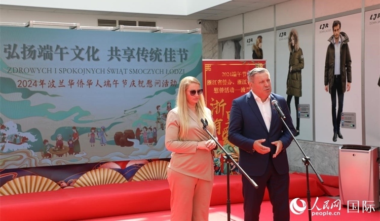 皮耶霍欽斯基（右）在活動(dòng)上致辭。人民網(wǎng)記者 李增偉攝