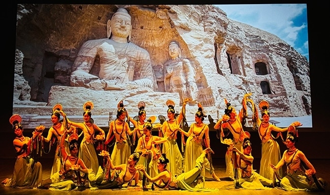 展演現(xiàn)場，同學(xué)們?cè)诒硌莨?jié)目《云岡飛天印象》。校方供圖