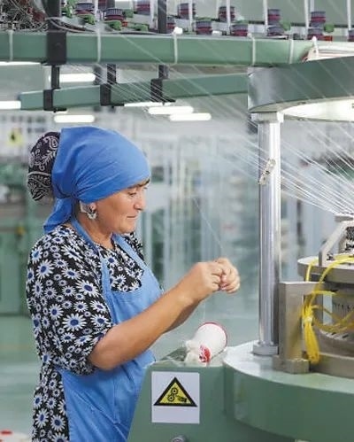 在針織毛坯車間，當?shù)毓と苏诮泳€。胡澤曦攝