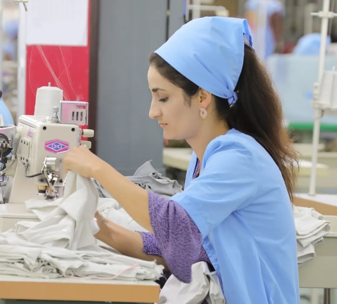 當?shù)毓と苏谶M行成衣縫紉。胡澤曦攝