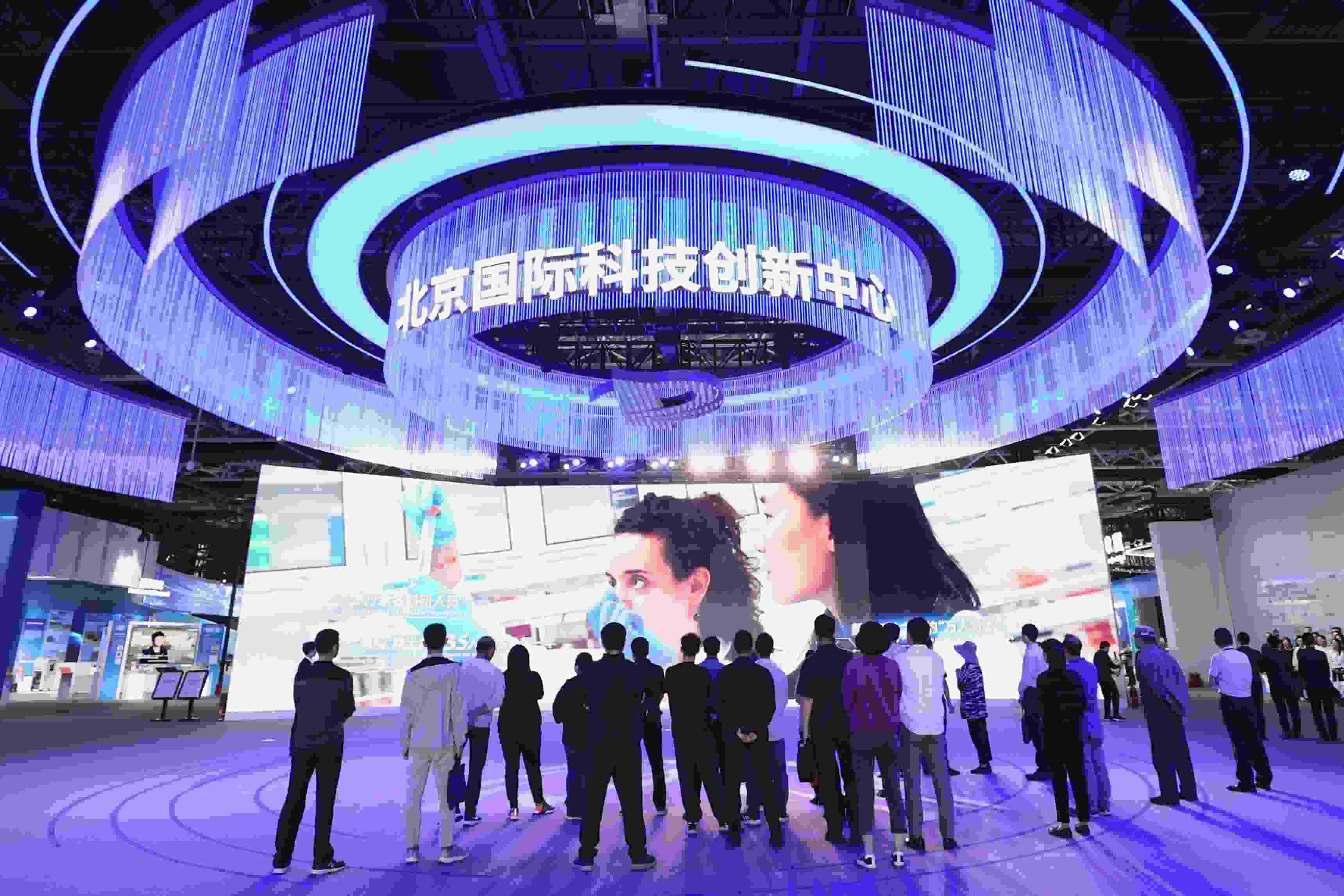 △2024年5月11日，觀眾在中關(guān)村展示中心觀看科技創(chuàng)新宣傳片。