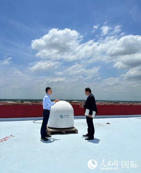 中泰兩國技術(shù)人員交流低軌寬帶衛(wèi)星互聯(lián)網(wǎng)運行情況。人民網(wǎng)記者 簡承淵攝