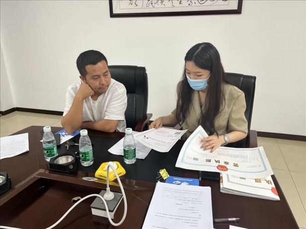 成都市溫江區(qū)市場(chǎng)監(jiān)管局在區(qū)農(nóng)副產(chǎn)品流通交易中心為商戶上門(mén)辦理“個(gè)轉(zhuǎn)企”登記。成都市市場(chǎng)監(jiān)管局供圖