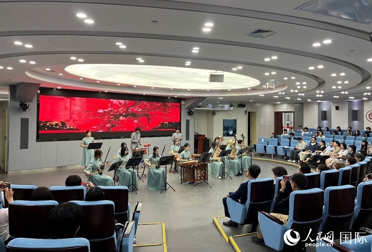 北京第二外國語學(xué)院學(xué)生帶來民樂表演。人民網(wǎng)記者 陳思攝