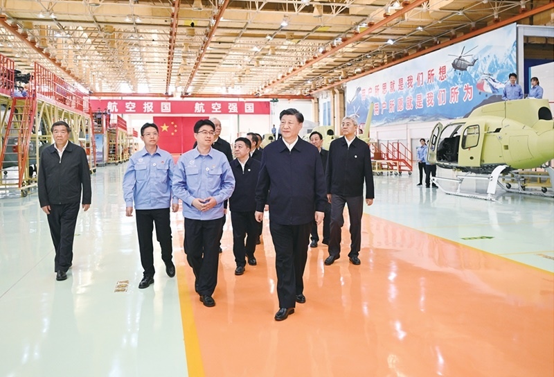 2023年10月10日至13日，中共中央總書記、國家主席、中央軍委主席習近平在江西考察。這是11日上午，習近平在景德鎮(zhèn)市昌河飛機工業(yè)（集團）有限公司考察。 新華社記者 燕雁/攝