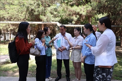 聯(lián)合采訪團隊在采訪塔吉克斯坦中央眼科醫(yī)院副院長馬爾索羅夫·薩爾杜洛。胡澤曦攝