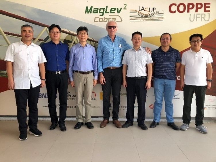 實(shí)驗(yàn)室建設(shè)團(tuán)隊(duì)主要負(fù)責(zé)人與巴西里約熱內(nèi)盧聯(lián)邦大學(xué)交流。西南交通大學(xué)供圖