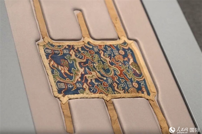 “五星出東方利中國”織錦護(hù)臂。人民網(wǎng)記者 張麗婭攝