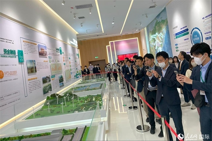 日本創(chuàng)價學(xué)會青年代表團(tuán)在烏魯木齊市文化中心規(guī)劃館參觀。人民網(wǎng)記者 張麗婭攝