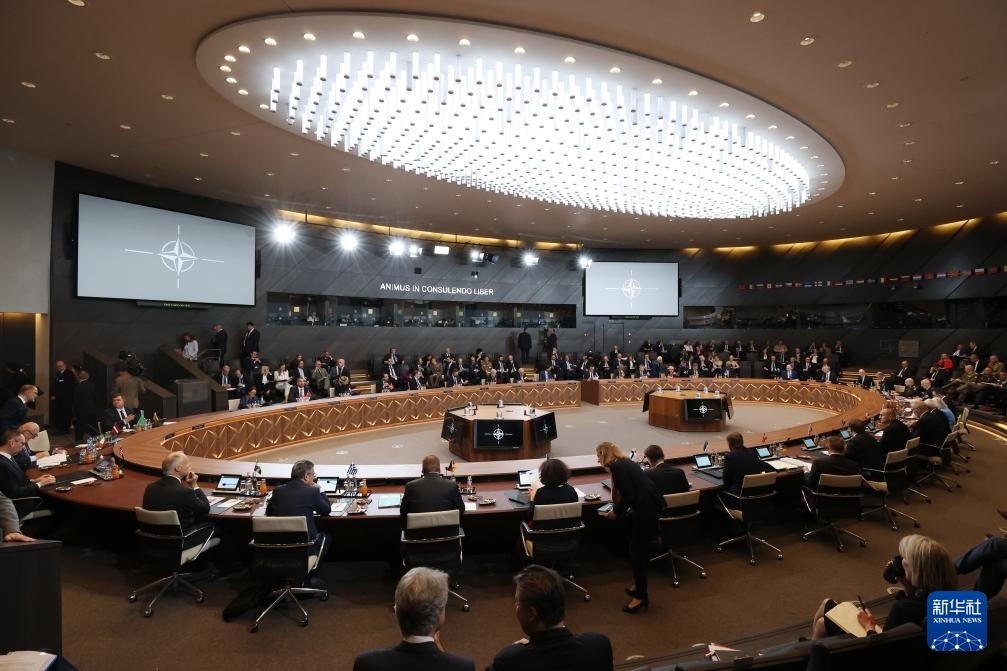 這是6月14日在比利時布魯塞爾北約總部拍攝的北約防長會現(xiàn)場。新華社記者 趙丁喆 攝