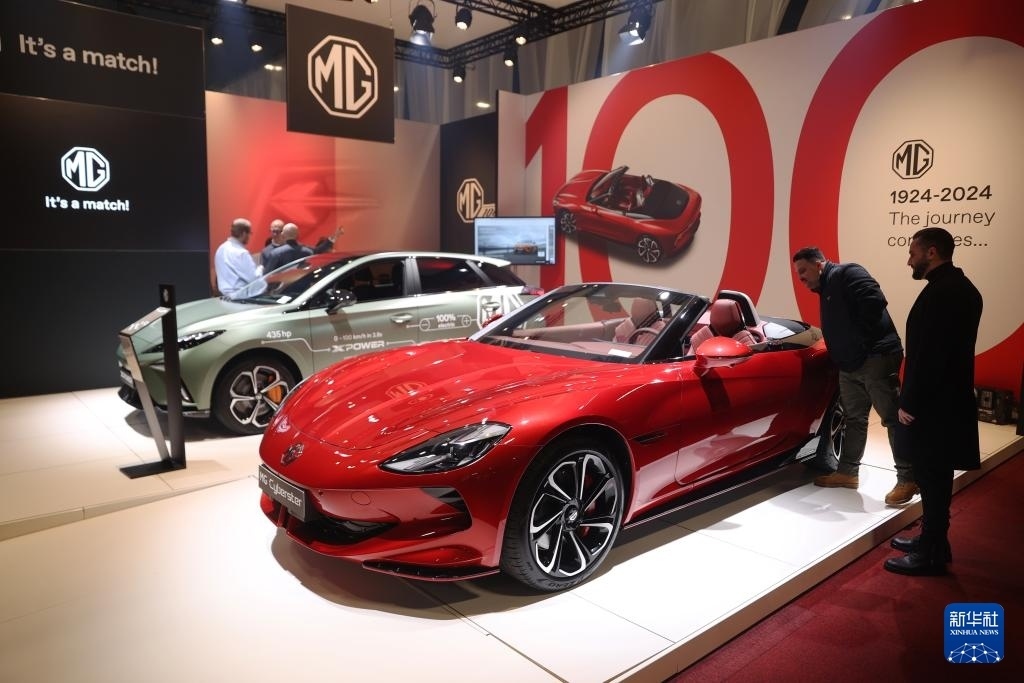 2024年1月17日，人們在比利時布魯塞爾舉辦的2024布魯塞爾汽車展上參觀上汽名爵電動汽車。新華社記者 趙丁喆 攝