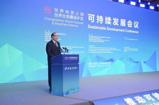  6月15日，聯(lián)合國教科文組織東亞地區(qū)辦事處主任夏澤翰在“長白山·世界地質(zhì)公園、世界生物圈保護區(qū)可持續(xù)發(fā)展會議”上做主旨演講。新華社發(fā)