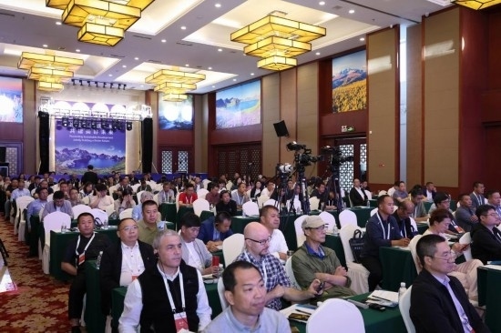  6月15日，“長白山·世界地質(zhì)公園、世界生物圈保護區(qū)可持續(xù)發(fā)展會議”現(xiàn)場。新華社發(fā)