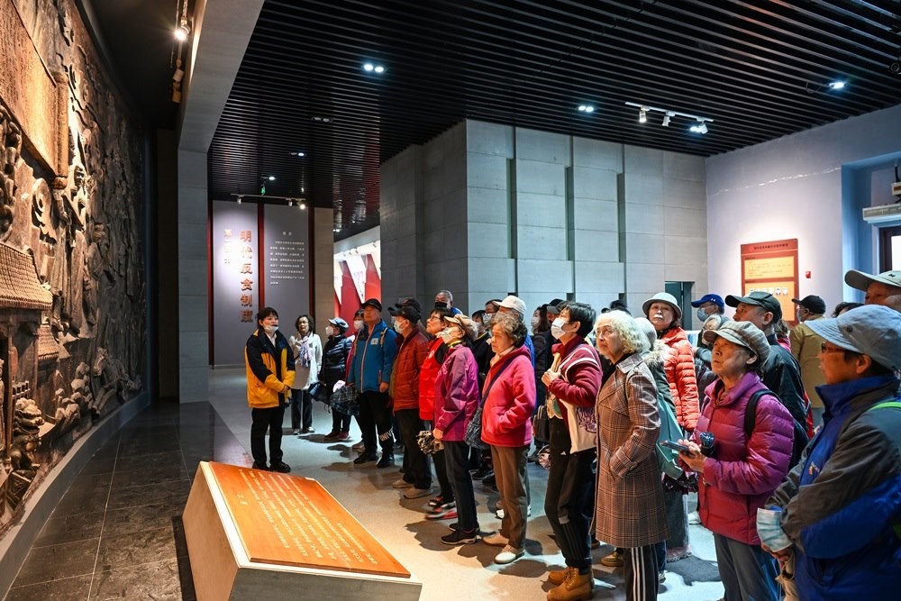 △ 2024年4月10日，北京朝陽區(qū)安慧里社區(qū)黨委組織離退休黨員參觀“明鏡昭廉”明代反貪尚廉歷史文化園。