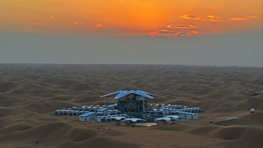 這是位于寧夏中衛(wèi)市沙坡頭景區(qū)的星星酒店（2023年9月6日攝，無人機照片）。新華社記者 王鵬 攝