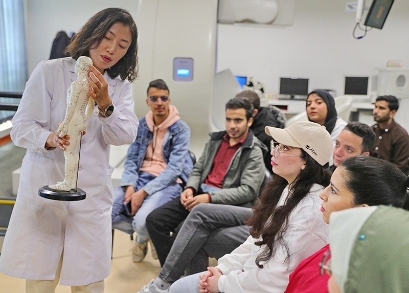 2023年4月19日，河北省秦皇島市中醫(yī)醫(yī)院醫(yī)務(wù)工作者為燕山大學(xué)外國(guó)留學(xué)生講解中醫(yī)經(jīng)絡(luò)知識(shí)。