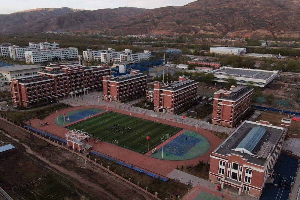 這是果洛西寧民族中學(xué)（2021年4月28日攝，無人機(jī)照片）。