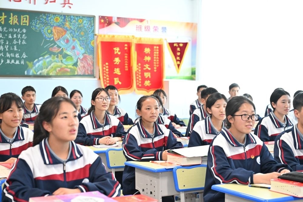2024年6月18日，果洛西寧民族中學(xué)學(xué)生在上課。