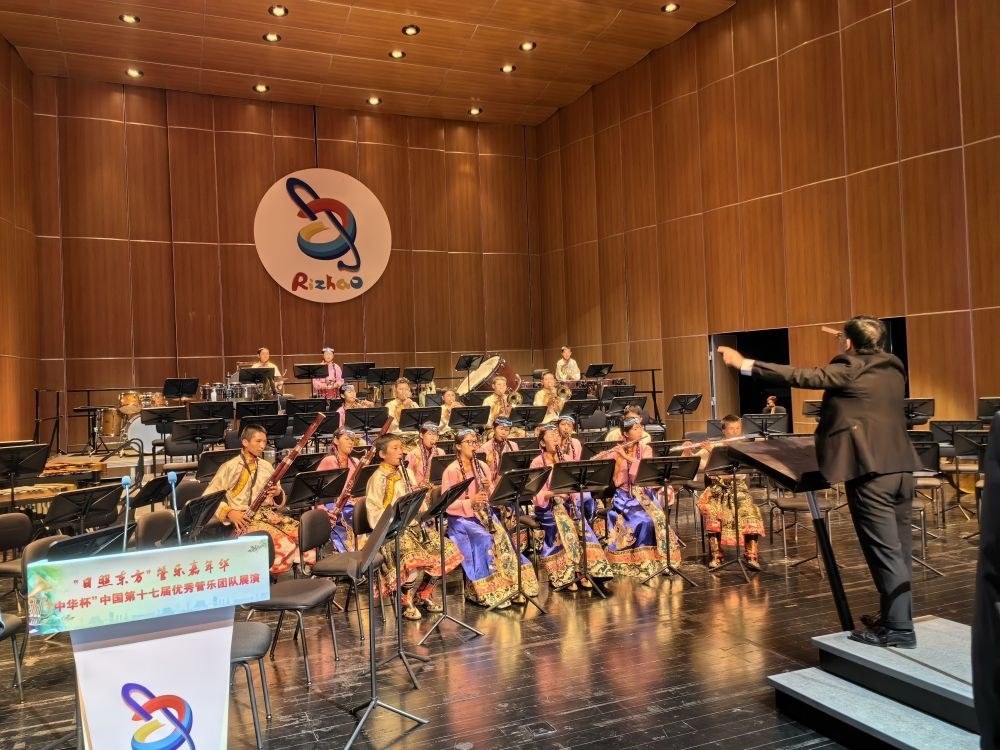 5月4日，來自果洛西寧民族中學(xué)的果洛州青少年管樂團(tuán)在山東省日照市演出。