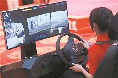 圖為廣西師范大學(xué)學(xué)生羅曉瑩體驗沉浸式紅色愛國主義教育產(chǎn)品。受訪者供圖