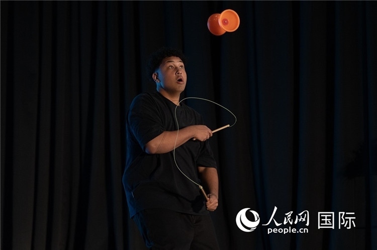 參賽選手表演的抖空竹如行云流水。人民日?qǐng)?bào)非洲中心分社 希拉茲·莫林?jǐn)z