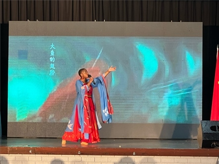 一等獎(jiǎng)獲得者彩翼進(jìn)行才藝表。（圖片來源：孔子課堂）