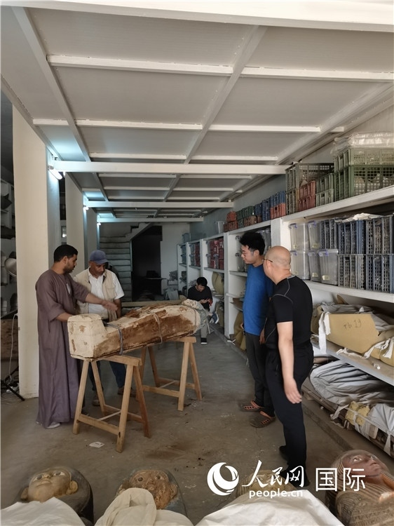 圖為中埃薩卡拉新出土文物數(shù)字化調(diào)查與研究項(xiàng)目團(tuán)隊(duì)在工作現(xiàn)場(chǎng)。